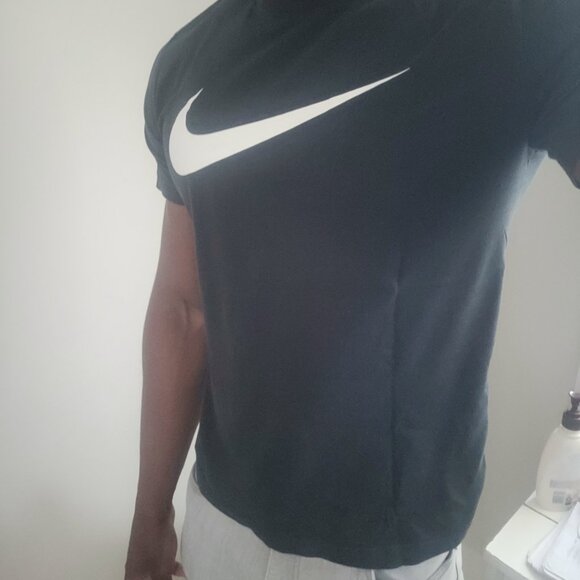 🔥 FOR SALE: Nike T-Shirt – Size M, Black 🔥 - Picture 2 of 10